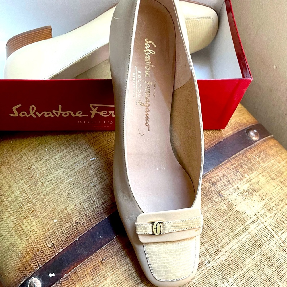 Rare Salvatore Ferragamo cream shoes, size 9 1/2B